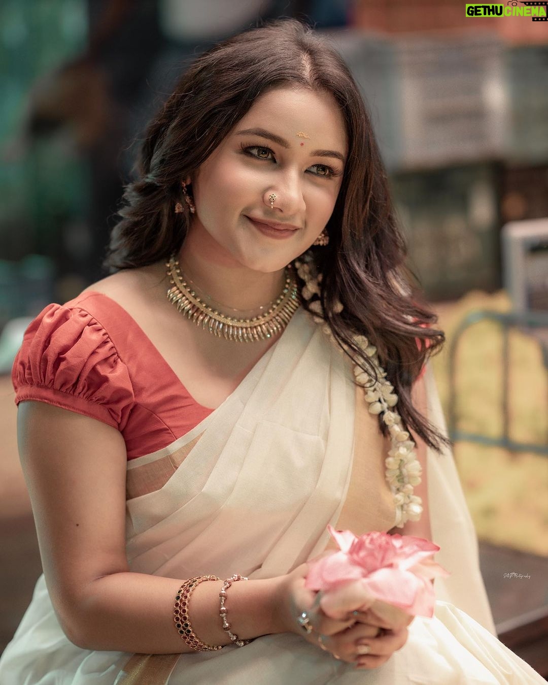 Raveena Daha Instagram - എല്ലാവർക്കും സ്നേഹം നിറഞ്ഞ ഉത്രാടം ആശംസകൾ 🌼🌸 #uthradam #onam #onam23 #raveena #RD Makeup & hair - @alana_makeupstudio Pc - @sathyaphotography3 Jwellery - @gold_copy1486 Stylist: @keziah_costume_stylist Outfits : @beufashions
