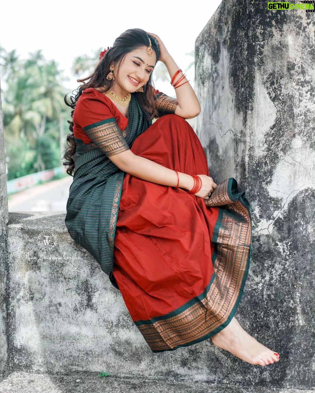 Raveena Daha Instagram - அன்பே நான் பிறந்தது மறந்திட தோணுதே உன் ஒரு முகம் உலகமாய் காணுதே🖤🥰 Half saree set from @nesavu_custamization_designs 😍😍 Shoot for @welcome_talents @portfoliosbywelcome_talents . Mua @thiruvathira_makeover_studio_ . Click and edits @sham.ct . Location - Trivandrum #raveena #raveenadaha #RD
