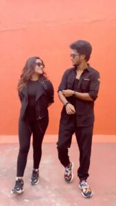 Raveena Daha Instagram - #naaready dhaan varavaa😎😍🔥 Couldn’t stop ourselves from dancing thalapathy’s hook movement 😩😍🖤🖤 Videography and editing @karthikcanclick 🔥 @actorvijay @anirudhofficial @sonymusic_south #dance #naaready #mani #manichandra #raveenadaha #RD
