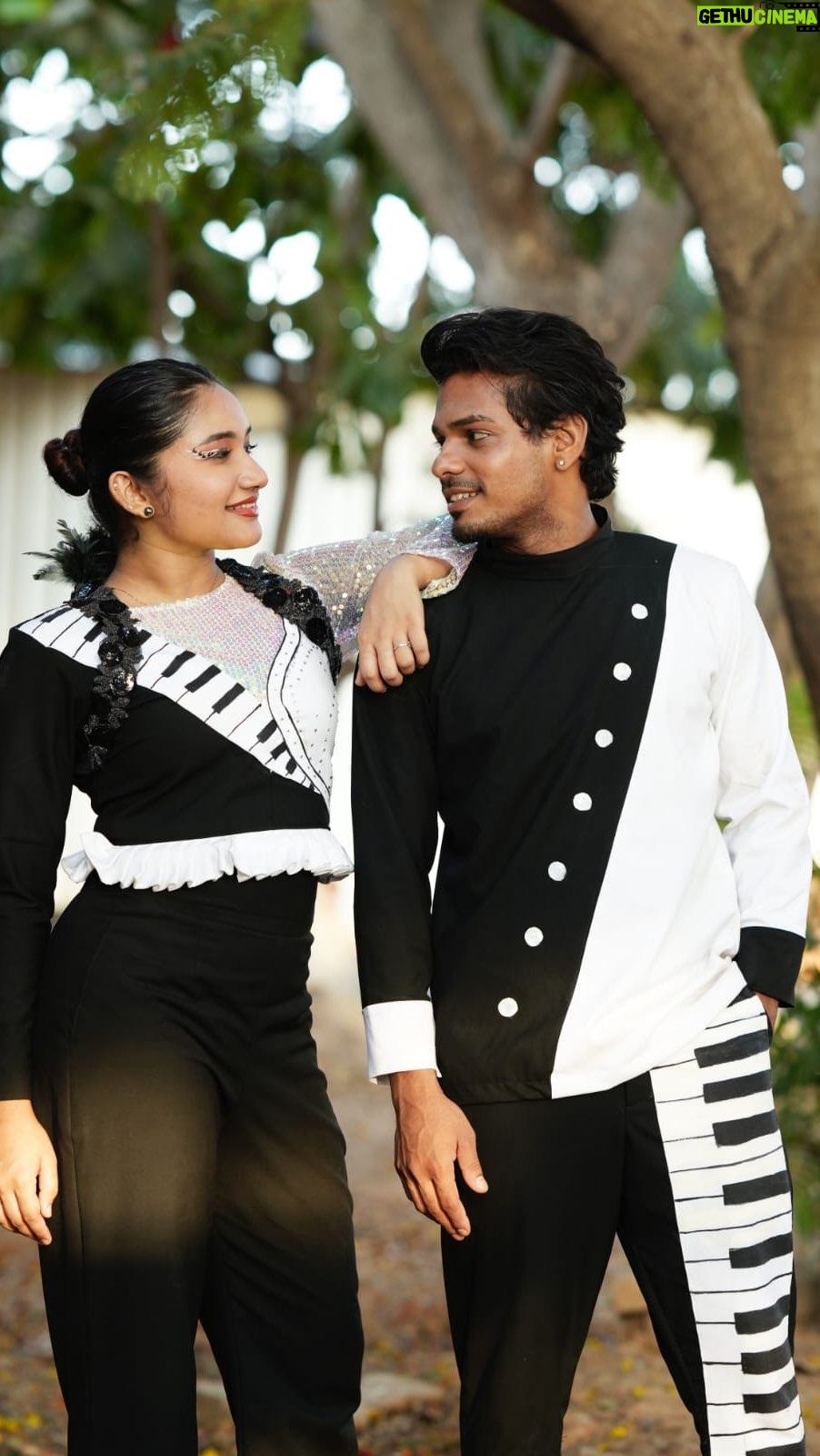 Raveena Daha Instagram - A quick one ! 🫣🥰 seems like @iamvvignesh had no clue about what he is doing 😂 #firsttake #trend #jodi #raveena #raveenadaha Pretty makeover by @dsmakeoverartistry 😘 Shot by @sathishkumarstanly 🥰
