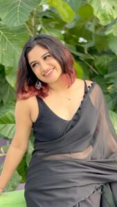 Raveena Daha Instagram - தூர தேசத்தில் தொலைந்தாயோ கண்மணி ? 🖤 Vc @sreenisha_gs 🥰 #raveena #RD #reels