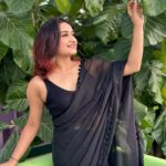 Raveena Daha Instagram - All this social media shit does not matter, just make sure you are happy in real life🖤 #raveena #raveenadaha #RD #live #love #laugh Pc : @sreenisha_gs panguuu🫂😘