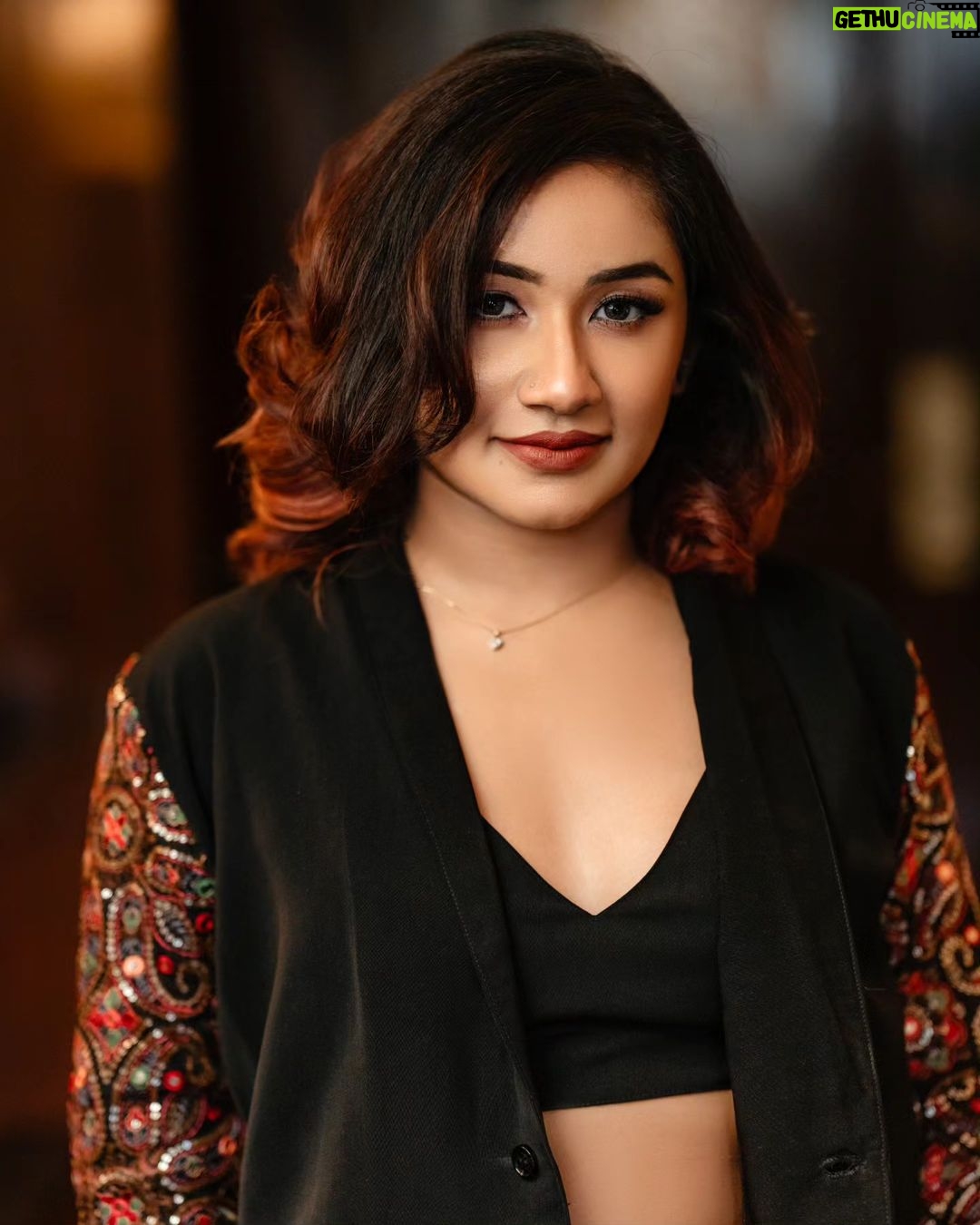 Raveena Daha Instagram - 🖤🫀 ✨ Makeup & hair - @alana_makeupstudio Nail - @nails_by_vijaya Designer - @eshush_thedesignerstudio Styling - @_designer_eshush_ Fabric - @affluent_choices Pc - @6framessphotography #raveena #raveenadaha #love #laugh #live
