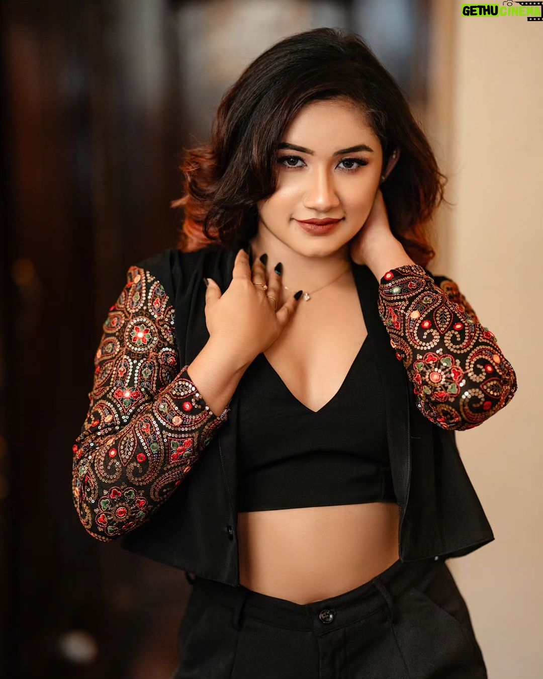Raveena Daha Instagram - 🖤🫀 ✨ Makeup & hair - @alana_makeupstudio Nail - @nails_by_vijaya Designer - @eshush_thedesignerstudio Styling - @_designer_eshush_ Fabric - @affluent_choices Pc - @6framessphotography #raveena #raveenadaha #love #laugh #live