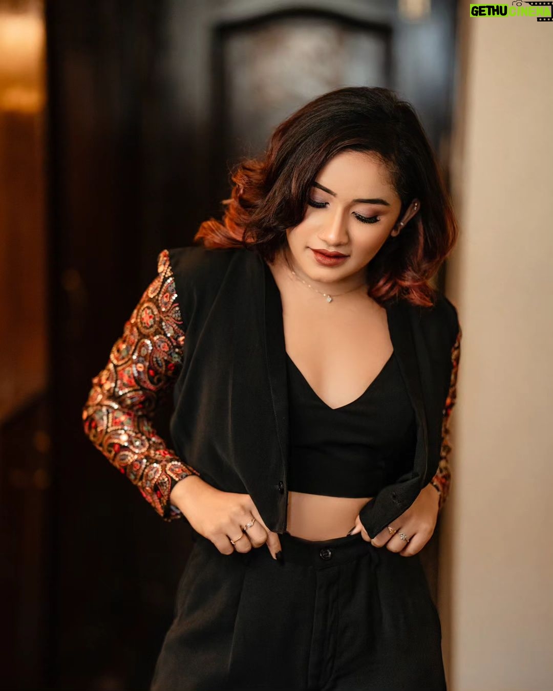 Raveena Daha Instagram - 🖤🫀 ✨ Makeup & hair - @alana_makeupstudio Nail - @nails_by_vijaya Designer - @eshush_thedesignerstudio Styling - @_designer_eshush_ Fabric - @affluent_choices Pc - @6framessphotography #raveena #raveenadaha #love #laugh #live