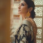 Raveena Tandon Instagram - It’s the queen of hearts Raveena Tandon (@officialraveenatandon) glamming up our wedding special and we can’t hold our excitement! The trendsetting beauty brings you the inspiration you need to turn heads while staying true to your individualistic style. In this look, Raveena revives vintage allure in a handcrafted weave, a labour of love by artisans from Varanasi who have been painstakingly preserving India’s cultural heritage. Pictures and a no-holds-barred Interview coming up soon! Concept & styling: @sharaashraf Video: @amitkhannaphotography @haroon_ali15 Production: @shweta__sunny & @kayanaaaaat Makeup and hair: @kin_vanity Location: @itcmaratha Outfit: Saree by @meerabypoornimasharma Jewellery: @sahai_ambar_pariddi #raveenatandon #raveenatandonfans #weddingspecial #weddingseason #weddingstyle #weddingoutfit #weddingoutfits #saree #sareelover #sareelove #varanasi @raveenatandonfanpage @raveenatandonbiggestfan @raveenatandon_trueadmirer @raveenatandonfan_