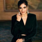Raveena Tandon Instagram - Shine ✨🤩 Outfit: @deme_love_ Jewellery: @mozaati Shoes: @aands_official Styling: @nidasshah @muskaanmatta Mumbai - मुंबई