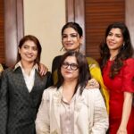 Raveena Tandon Instagram - An afternoon well spent! With the power ladies of our Legal System! #mrunalinideshmukh @advocate.vandana @tanyachaitanya27 @priyankakhimani and @sanaraeeskhan