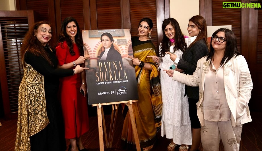 Raveena Tandon Instagram - An afternoon well spent! With the power ladies of our Legal System! #mrunalinideshmukh @advocate.vandana @tanyachaitanya27 @priyankakhimani and @sanaraeeskhan