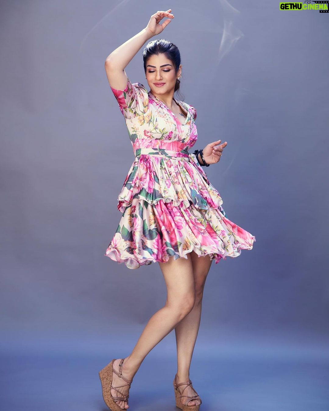 Raveena Tandon Instagram - Hot summer days ! Feelin like gulaab Gulaab bo… ♥️😁