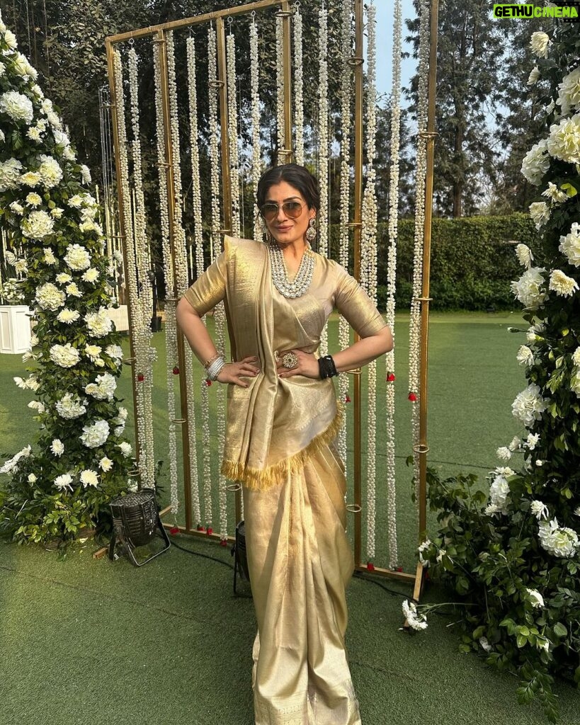 Raveena Tandon Instagram - Gone full Gangsta mode ! Wedding season! ♥️😁 @dragonfly0011 recognise the gift ♥️😍 Earrings- @hazoorilallegacy ♥️