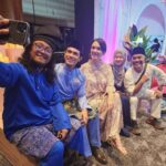 Remy Ishak Instagram – Semalam ke program Astro Raya Screening. banyak juga program2 menarik dari Astro bakal ditayangkan sepanjang bulan syawal nanti oi! semalam juga dapat  jumpa ramai kawan2 lama dalam industri, kira mcm kenduri Astro la semalam. Meriah semacam, Seronok sangat bersembang mcm tak nak balik 😂tak sempat nak capture semua moments, ini je yg yang mampu. Terima kasih Astro #bukalahhati #astrorayascreening 

Baju Melayu by @adnaa.hq