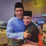 Remy Ishak Instagram – Semalam ke program Astro Raya Screening. banyak juga program2 menarik dari Astro bakal ditayangkan sepanjang bulan syawal nanti oi! semalam juga dapat  jumpa ramai kawan2 lama dalam industri, kira mcm kenduri Astro la semalam. Meriah semacam, Seronok sangat bersembang mcm tak nak balik 😂tak sempat nak capture semua moments, ini je yg yang mampu. Terima kasih Astro #bukalahhati #astrorayascreening 

Baju Melayu by @adnaa.hq