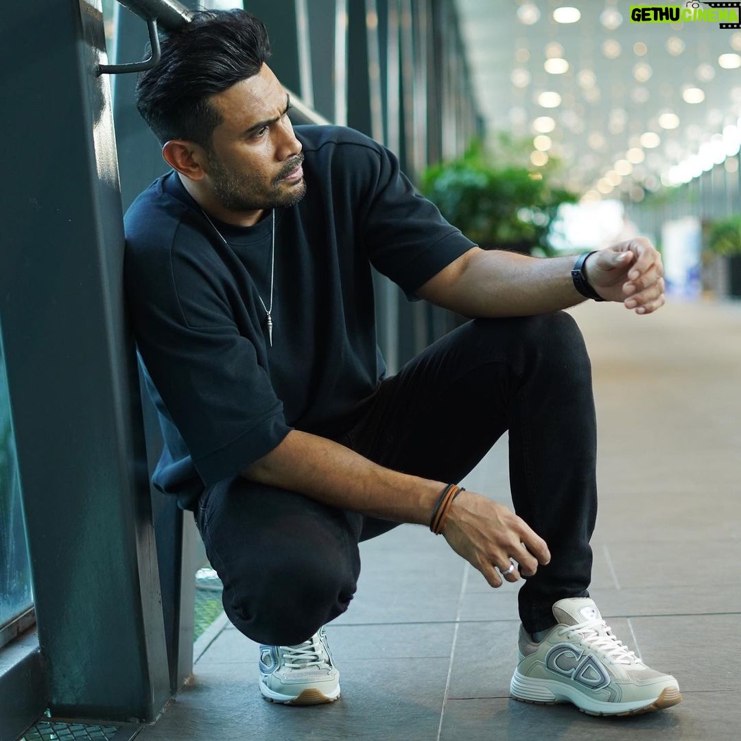 Remy Ishak - 17.6K Likes - Celebrating the official launch of a Dior sneaker range of spring collection, The New B30 Sneakers. With modern curves and bold sensibility reveal, it suits for everyday wear. Came in 5 different color-ways that can be worn for casual and stylish comfort on the street.
#DiorB30 #dior @dior