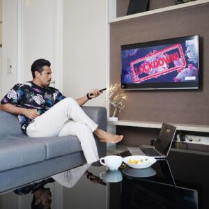Remy Ishak Instagram - Korang dah dengar citer baru Astro nih tak? Cerita nih buat abang sayu hati jugaklah sebab dia tunjuk macam mana kehidupan rakyat Malaysia nih masa time2 lockdown nih. Tajuknya pun ‘Lockdown’. Fuhh! Menitis jugaklah sebutir dua air mata jantan tengok siri nih. 

Cuba korang citer ada tak persamaan cerita nih dengan apa yang korang sendiri lalui masa lockdown nih. 

Jom sama-sama layan citer nih dengan abang. Of course kena guna Ultra Box lah baru feeling sebab gambar dia clear giler tau. 4K UHD!

#DahUltrakeBelum
Upgrade sekarang, percuma je kat product.astro.com.my/box 
@astromalaysia