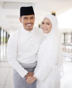 Remy Ishak Instagram - Alhamdulillah.. Lokasi: Masjid Negara Busana: @mode.miroljonit Tatarias : @chomel_81 @adikzwan Penata gaya : @tymfatimah Gambar : @riseandwin.asia