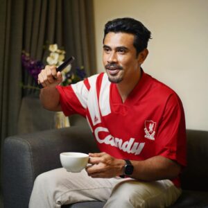 Remy Ishak Instagram - Mana peminat peminat bola taulah yang musim EPL dah tiba! 😃
Korang sokong team mana? Cuba komen kat bawah.

Tengok bola nih, of course lah paling syok kalau kualiti gambar tuh onzz. Betul tak? Barulah rasa macam kita kat stadium! Haha 😄
Abang tengok guna Astro #UltraBox nih, boleh tergerak kaki nih nak tendang bola. Dia punya clear gambar dia tuh.. 4K UHD tau!

Hujan pun tak jadi masalah dah.
Korang takkan terlepas pun penalti ke, free kick ke, ref kasik kad merah ke. Walaupun LIVE Match!

Upgradelah ke #UltraBox. Kan FREE*

WhatsApp “Get Ultra” ke 03 95433838

Atau pergi ke laman web astro.com.my/ultra

Nak lagi best, pilih #AstroPlugAndPlay box! Tak payah pasang piring satelite dah!

#DahUltraKeBelum
#AstroPlugAndPlay
#PlugAndPlayIt
#EPL