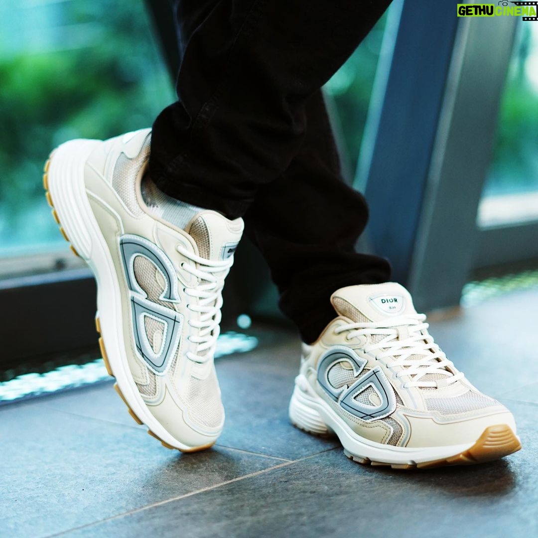 Remy Ishak - 17.6K Likes - Celebrating the official launch of a Dior sneaker range of spring collection, The New B30 Sneakers. With modern curves and bold sensibility reveal, it suits for everyday wear. Came in 5 different color-ways that can be worn for casual and stylish comfort on the street.
#DiorB30 #dior @dior