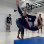 Remy Ishak Instagram – Sakit badan mat, lama x buat citer lawan2, asyik berdoa atas sejadah & termenung tepi tingkap je. Nah proses awal rehearsel & choreography keluang man bersama @legacyfightingarts . Rasa2 boleh dapat balik tone fighter tak? 🧐

#rehearsel #stunt #fighting #choreography #keluangman #remyishak