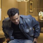 Remy Ishak Instagram – Guys! Abang tau korang tertanya-tanya apa bestnya Ultra Box daripada Astro ni. Jom dengar jap apa Abang nak jawab berkenaan soalan-soalan ultra korang ni.

Kalau ada lagi soalan yang korang nak tanya, boleh jek letak kat komen bawah ni.
 
#DahUltraKeBelum #AstroPlugAndPlay #PlugAndPlayIt