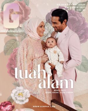 Remy Ishak Instagram - Menutup 2023, melewati usia 40 tahun, lebih sedekad bergelumang dengan sepak terajang dunia seni, REMY ISHAK kini menemukan kehidupan yang diingini.

Seorang wanita sebagai isteri dan mahligai perkahwinan dilengkapi cahaya mata lelaki.

Remy Ishak berbagi kisah dengan G The Untold Story tentang sang penyambung generasi, Tuah Alam yang disifatkan sebagai the lucky charm.

Layari www.gempak.com.

Wajah Hadapan: @remyishak @ezzarl @tuah.alam 
Teks: Maliah Surip
Foto: @ttfga 
Reka Letak: @sutramaya 
Konsep: @thisisyeoy

Penata Gaya: @abushaefhamza @naqiuddinnaser #styledbybu
Jumper Tuah: @juniorlookbookcom 

Solekan Remy: @ayuwahyu79
Solekan Ezza: @najeebazami

Head of Content Studio: @syazwanzakariah 
Head of Gempak: @jiha.dalhar 

#GTheUntoldStory #Gempak #AstroGempak #RemyIshak #OhBabyRemy #RemyEzza