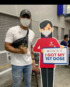 Remy Ishak Instagram - Alhamdulillah. Hari ni baru dapat 1st dose. Seronok dapat keluar & tengok ramai orang berkumpul untuk dapatkan vaksin. Lama sangat dah rasanya tak nampak kumpulan manusia yang besar macam ni, terubat rasa rindu mata untuk memandang 😊 #ɪᴍᴠᴀᴄᴄɪɴᴀᴛᴇᴅ Kuala Lumpur Convention Centre - KLCC