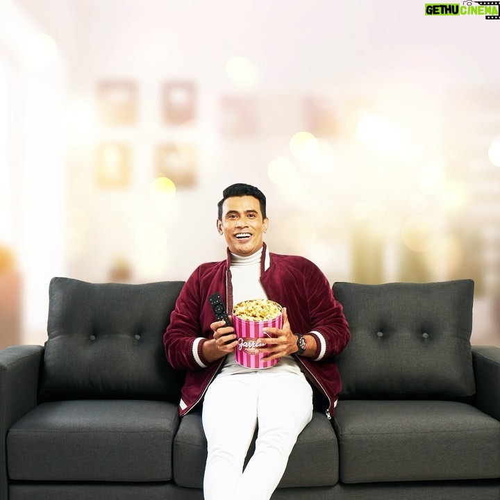 Remy Ishak Instagram - "Pernah tak korang berangan macam wayang tu, korang yang punya? Sini, Abang nak share sikit, kalau korang dah tukar ke Ultra Box, mesti korang rasa macam layan movie di WAYANG sendiri. Sebab apa? Sebab korang boleh ulang balik cerita itu dari mula ikut suka korang. Best kan? Sebab tu kena Ultra sekarang. Jom upgrade sekarang guys kat product.astro.com.my/box @astromalaysia Cuba cerita apa yang korang rindu masa masih boleh tengok wayang dulu?"