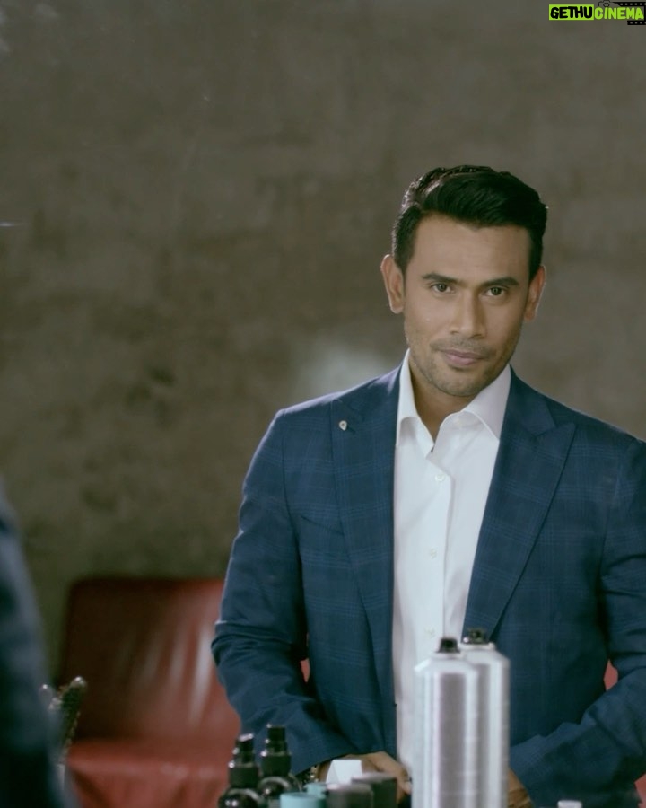 Remy Ishak Instagram - Siapa je yang suka bau asap rokok? Lagi-lagi yang melekat dekat suami. Betul tak wanita-wanita di luar sana? Penat dah membebel? Relax, suami anda tidak lagi berbau asap rokok dengan nanoSTIX! nanoSTIX adalah alternatif terbaik untuk yang nak berhenti merokok, sekaligus membasmi bau rokok! Tunggu apa lagi? Layari www.cabaran7hari.com dan tag si suami di ruangan komen. #nanoSTIX #nanoPOD #STIXWithMe #Cabaran7Hari @nanostix