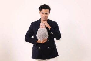 Remy Ishak Instagram - Family photoshoot. Masa ni @tuah.alam baru 2 weeks ahh.. cepatnya masa berlalu. Semoga Tuah membesar dgn sihat & menjadi anak soleh utk ayah & bonda.

photo by @newborn.heartshotfocus 

#tuahalam
