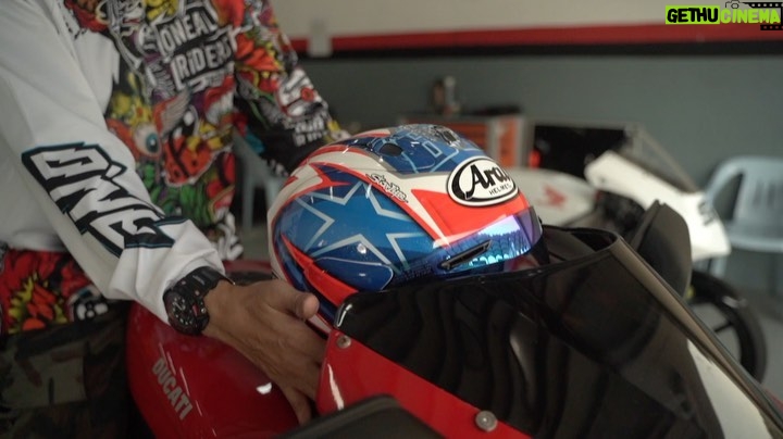 Remy Ishak Instagram - 'RODA PANAS' pada minggu ini tampil lebih menarik dengan kemunculan dua selebriti bersama motosikal mereka yang cukup ikonik di kalangan 'mat motor'. Kemunculan Achey bersama Yamaha RXZ, ikon motosikal yang cukup dekat di hati penggemar motosikal Malaysia serta pelakon berkaliber, Beto Kusyairy pula bersama motosikal buatan Itali, Ducati 1198. Bersama hos, Remy Ishak anda akan dibawa untuk mengikuti kisah bagaimana mereka boleh jatuh cinta dengan motosikal masing-masing. Tidak ketinggalan cerita menarik serta modifikasi yang telah dilakukan. Jangan lupa saksikan 'RODA PANAS' EP.8 pada Isnin, 31 Mei 2021 jam 9:30 malam di Astro Naura dan strim menerusi Astro Go. Ingat roda gempak, ingat RODA PANAS! #maskulin #majalahmaskulin
