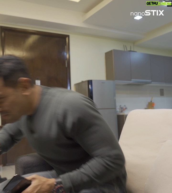 Remy Ishak Instagram - Lepas makan best kan merokok, dulu saya ni perokok tegar tapi lepas tahu @Nanostix ni, saya berhenti. Feeling berhenti merokok tu memang best, badan tak bau, duit pun jimat & orang sekeliling pun selesa duduk dekat dengan kita. Nak join Remy berhenti merokok? Hah jom hadiahkan Nanostix ni dekat suami saudari-saudari. Saya cabar mereka untuk berhenti merokok dalam masa 7 hari je! Sertai Remy dalam www.cabaran7hari.com Jangan risau, duit korang akan dipulangkan jika mereka tidak berhenti merokok dalam masa 7 hari. #nanostix #stixwithme #cabaran7hari