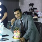 Remy Ishak Instagram – Terima kasih atas ucap selamat yang 
baik-baik dari kalian. 
.
Syukur alhamdulillah di usia 38 tahun sebelum ini saya banyak dipertemukan dengan perkara yang baik, dikelilingi insan yang baik2 serta dikurniakan oleh-Nya kesihatan tubuh badan, fizikal & mental yang positif.
.
Saya percaya dengan doa, kata-kata positif yang dilafazkan oleh anda semua, ahli keluarga, sahabat handai & masyarakat sekeliling sebelum ini telah banyak memberi impak yang positif dalam kehidupan harian serta peribadi saya.
.
Di usia 39 tahun pada hari kelahiran saya hari ini, saya mendoakan kesejahteraan & kebaikan yang berterusan buat anda semua. Semoga kalian sentiasa berada dalam lindungan serta dikurniakan limpahan rahmat-Nya.
Amin ya Rabb al amin 🤲🏼
.
photo credit @hapeap