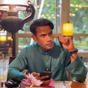 Remy Ishak Instagram - Siapa berbaju melayu di hari Jumaat, kita geng 😎