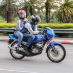 Remy Ishak Instagram - Wa menang betting top speed 2 kilo semalam. Hadiah race RM 5K dengan cikaro tiruan sorang. Hari ni bawa dia jalan2 ronda area town. Abg bahagia bertemu dirimu wahai Nur Achey 😂. . Achey ni ada lebih kurang 20 biji motor kapcai, hasil dari bantu org2 yg dalam kesusahan. Murni hati kau @acheykintangkintung . Salute! #rodapanas