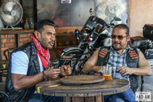 Remy Ishak Instagram - 🎼Kedamaian yang ku cari, Masih belum terbukti, Jauh lagi perjalanan ini... 🎼🎸.
.

Pergh.. lain macam nervous & excited bila dapat duduk sebelah & ride bersama dgn living legend Dato @awieofficial . Walaupun dah jumpa banyak kali, dah bekerjasama berkali2, nervous tetap ada. Terima kasih Dato sudi luangkan masa 🙏🏻 #rodapanas