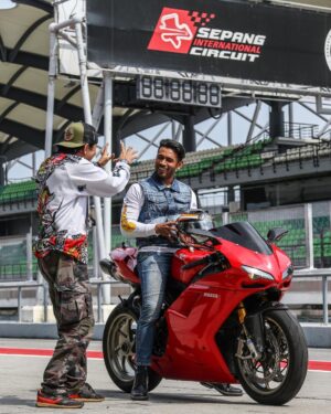 Remy Ishak Instagram - Beto tengah goreng aku, suruh aku main superbike semula 😂 #rodapanas @sepangcircuit