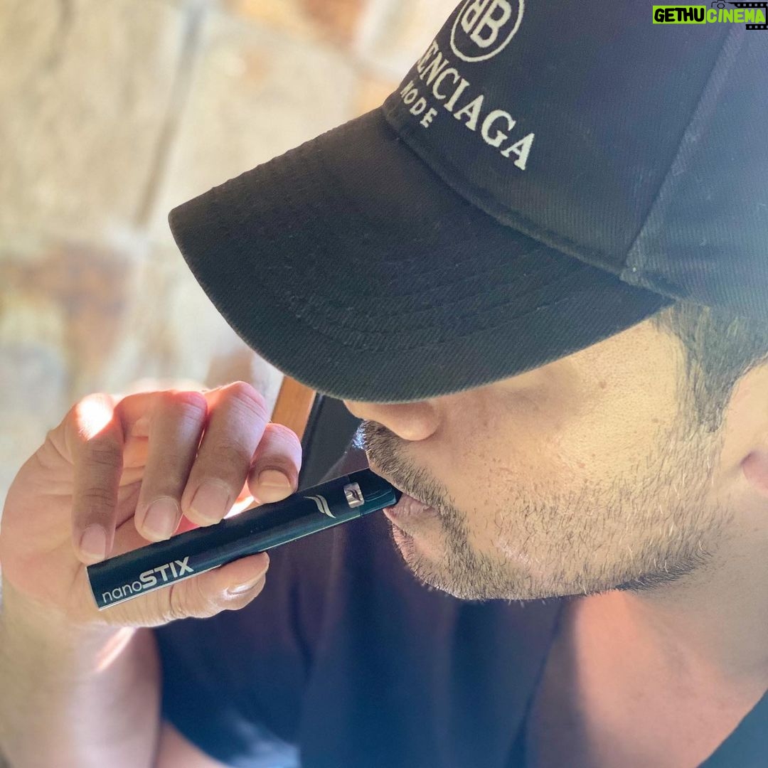 Remy Ishak Instagram - santai petang dalam rumah, tiada lagi bau asap rokok. Tq so much @nanostix ! Saya dah berjaya 💪🏻 Awak? suami awak? boyfriend awak? adik lelaki atau abang awak macam mana? 😎 #nanostix
