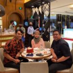 Remy Ishak Instagram – Kalau ikut kan date.. memang aku belum keluar lagi time ni, masih dalam perut. Tapi d’org ni celebrate awal, suka naw tengok ai jadi daddy eh? 11hb lambeerrrrttt lagi weyy 😂
.

Alhamdulillah 🤲🏼
Terima kasih @fatinsiregartamimi  belanja abang makan tadi dik…
Terima ksih @azlin_abas @hafizhood @erna_elliyana @jay_fadaak  @tymfatimah @chomel_81