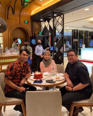 Remy Ishak Instagram - Kalau ikut kan date.. memang aku belum keluar lagi time ni, masih dalam perut. Tapi d’org ni celebrate awal, suka naw tengok ai jadi daddy eh? 11hb lambeerrrrttt lagi weyy 😂
.

Alhamdulillah 🤲🏼
Terima kasih @fatinsiregartamimi  belanja abang makan tadi dik...
Terima ksih @azlin_abas @hafizhood @erna_elliyana @jay_fadaak  @tymfatimah @chomel_81
