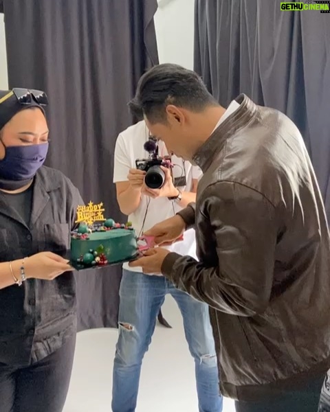 Remy Ishak - 61.3K Likes - Kalau ikut kan date.. memang aku belum keluar lagi time ni, masih dalam perut. Tapi d’org ni celebrate awal, suka naw tengok ai jadi daddy eh? 11hb lambeerrrrttt lagi weyy 😂
.
Alhamdulillah 🤲🏼
Terima kasih @fatinsiregartamimi belanja abang makan tadi dik...
Terima ksih @azlin_abas @hafizhood @erna_elliyana @jay_fadaak @tymfatimah @chomel_81