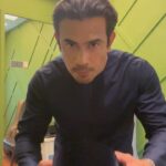 Remy Ishak Instagram – GRWM for The Experts sesi berbuka puasa bersama anak yatim & Ibu tunggal.
Hari ni saya pilih utk pakai warna dark blue. Nampak tenang namun tetap tegas😎 

@bulanbintanghq 
#telukbelangabulanbintang 
#terpalingraya 
#theexperts
#iftar 
#astroshaw