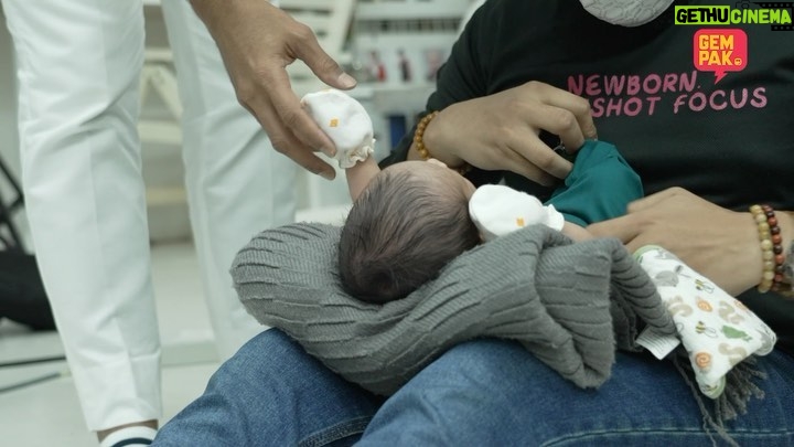 Remy Ishak Instagram - Wah Ayah @remyishak dah dapat rasa Baby Tuah punya aura seni tu. Baby Tuah nak photoshoot hari ni. Semua ok ke? Nantikan video penuh di semua platform digital Astro Gempak jam 12 Tengah Hari ini. #RemyIshak #RemyIshakJr #TuahAlam #EzzaYusof #OhBabyRemy #AstroGempak