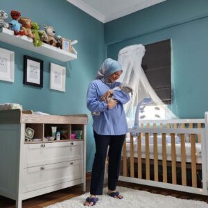 Remy Ishak Instagram - Sebelum ni selalu juga tengok kawan2 yg ada anak ni tak boleh  berpisah.  Now baru seminggu tinggalkan Tuah & Ezza baru Remy tahu mcm mana rasa & perasaannya  bila jauh . 😩

Tuah Alam now dah cukup sebulan umurnya, syukur alhamdulillah sihat walafiat. 

“Lagi sebulan  Ayahanda balik ye Tuah… “

#TuahAlam
#Lucacot
#comfybaby
#happikiddo
@happikiddo_
@comfybabymsia