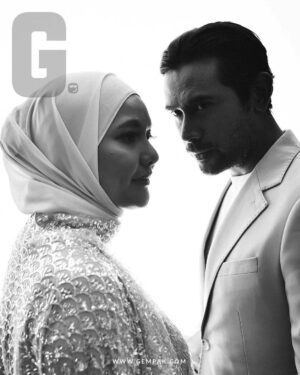 Remy Ishak Instagram - Menutup 2023, melewati usia 40 tahun, lebih sedekad bergelumang dengan sepak terajang dunia seni, REMY ISHAK kini menemukan kehidupan yang diingini.

Seorang wanita sebagai isteri dan mahligai perkahwinan dilengkapi cahaya mata lelaki.

Remy Ishak berbagi kisah dengan G The Untold Story tentang sang penyambung generasi, Tuah Alam yang disifatkan sebagai the lucky charm.

Layari www.gempak.com.

Wajah Hadapan: @remyishak @ezzarl @tuah.alam 
Teks: Maliah Surip
Foto: @ttfga 
Reka Letak: @sutramaya 
Konsep: @thisisyeoy

Penata Gaya: @abushaefhamza @naqiuddinnaser #styledbybu
Jumper Tuah: @juniorlookbookcom 

Solekan Remy: @ayuwahyu79
Solekan Ezza: @najeebazami

Head of Content Studio: @syazwanzakariah 
Head of Gempak: @jiha.dalhar 

#GTheUntoldStory #Gempak #AstroGempak #RemyIshak #OhBabyRemy #RemyEzza
