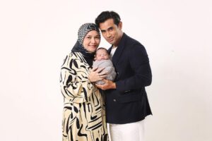 Remy Ishak Instagram - Family photoshoot. Masa ni @tuah.alam baru 2 weeks ahh.. cepatnya masa berlalu. Semoga Tuah membesar dgn sihat & menjadi anak soleh utk ayah & bonda.

photo by @newborn.heartshotfocus 

#tuahalam