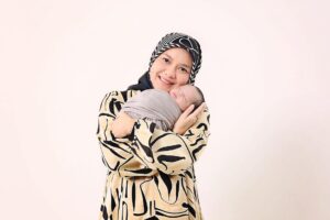 Remy Ishak Instagram - Family photoshoot. Masa ni @tuah.alam baru 2 weeks ahh.. cepatnya masa berlalu. Semoga Tuah membesar dgn sihat & menjadi anak soleh utk ayah & bonda.

photo by @newborn.heartshotfocus 

#tuahalam