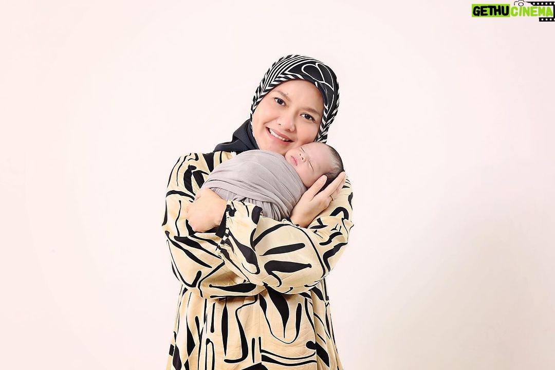 Remy Ishak - 19.7K Likes - Family photoshoot. Masa ni @tuah.alam baru 2 weeks ahh.. cepatnya masa berlalu. Semoga Tuah membesar dgn sihat & menjadi anak soleh utk ayah & bonda.
photo by @newborn.heartshotfocus
#tuahalam