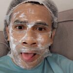 Remy Ishak Instagram – Time cuti ni la baru sempat buat treatment sikit utk kulit muka.
Aku ni  bukan pandai sangat bab2 ni, tapi sebab show business mmg akan kerap jumpa ramai orang & clients, kenalah pandai kan juga.

Lagipun sebagai pelakon, kulit akan selalu terdedah dgn cahaya matahari & spotlights kat dalam set yg melampau2, nak tak nak mmg kena jaga, kalau tak kulit aku terbakau hawau. 

Thanks  @drliyana.d & Dr Hoe from @my__clinic atas explanation yg sangat jelas utk penjagaan kulit muka ni.
Nak kena selalu visit ni utk buat aku terus kelihatan cantik & jelita. Gituuuu 😝