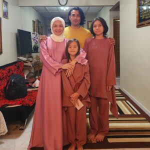Remy Ishak Instagram - Siapa Ingat? Satu masa dulu aku pernah  jadi 'Cikgu Daud' jaga 2 ketul ni, Dania & Damia 
Raya tahun ni dapat jumpa d'org, sebak hati cikgu dapat jumpa depa. Besar dah kakak & Adik 🤣