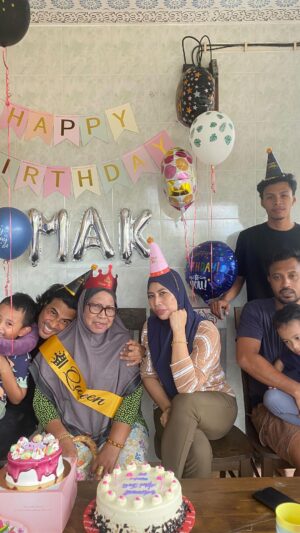 Remy Ishak Instagram - Syukur Alhamdulillah, Mak beransur pulih, tahun ni dapat sambut hari ulangtahun yg ke 64 dgn anak2 . Terima kasih Ya Allah.

Jutaan Terima kasih buat pakar bedah Mr Ahmadi, Mr Thonas, Mr Suman, doktor2 pakar & semua petugas di Pusat Jantung Hospital Serdang yg bertungkus lumus menyelamatkan nyawa mak semasa dan selepas waktu pembedahan. Moga Allah memberi rahmat dunia & akhirat buat kalian. 

Terima kasih juga pada anda semua yg sama2 mendoakan untuk mak tempoh hari, moga dirahmati jua. 

Fuhhh… 2022… what a journey 😅